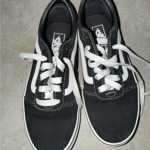 Vans Old Skool Black and White Sneaker size 2.0Youth(20cm) looks brand new